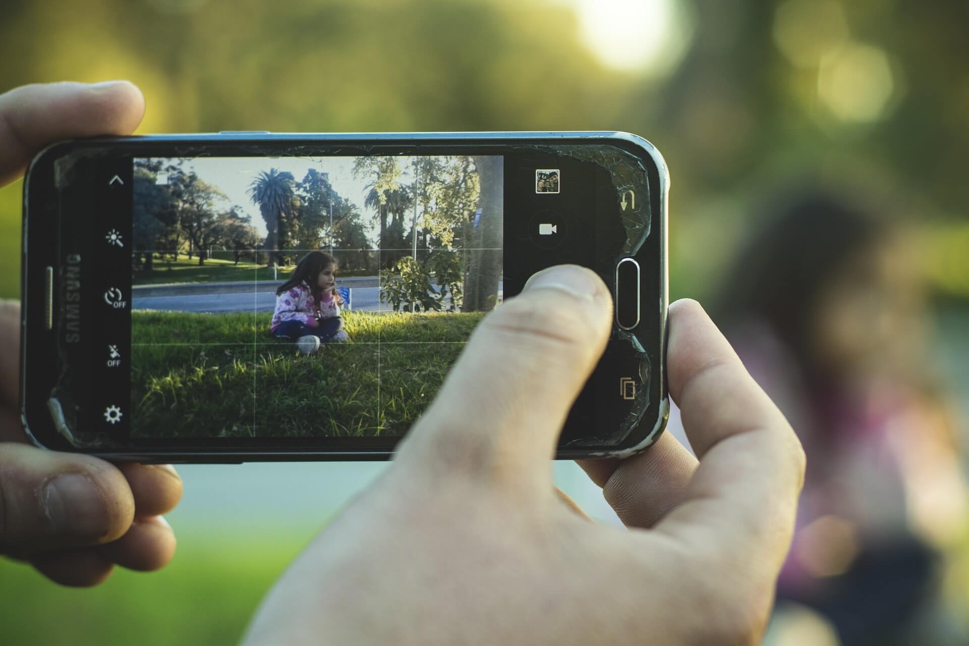 content/en-gb/images/repository/isc/2020/is-it-safe-to-post-photos-of-your-kids-online.jpg